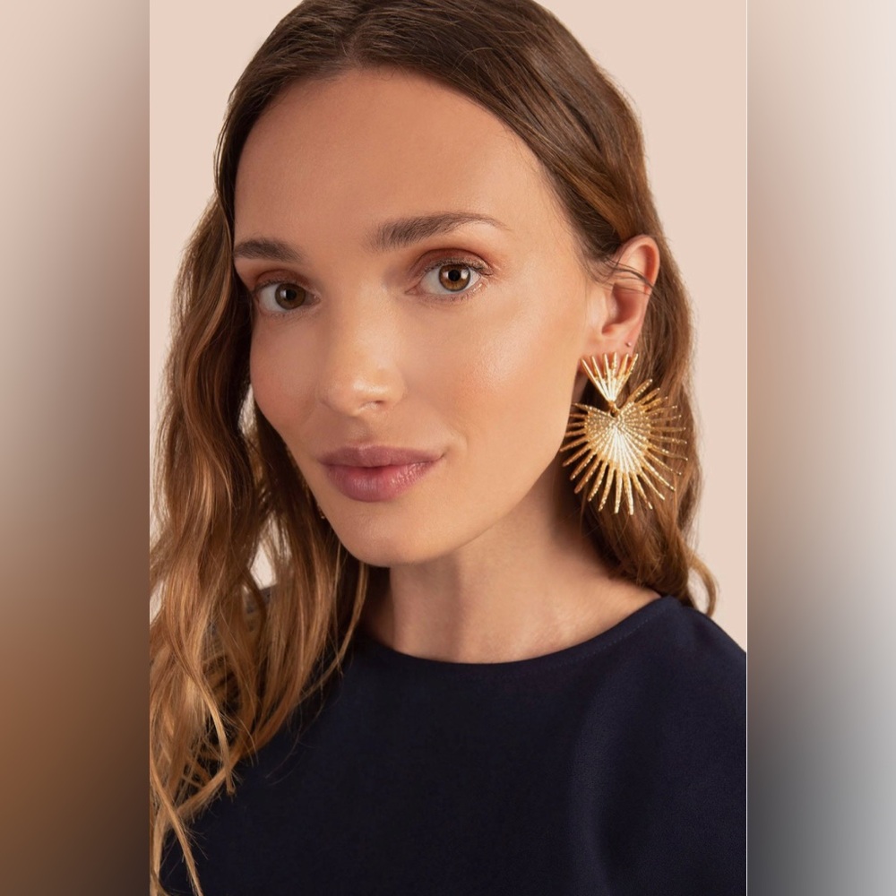 ✨NWOT Gorgeous Gold Firework Heart Statement Earrings✨